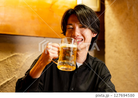 ビールを飲む男性 127694580