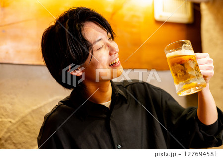 ビールを飲む男性 127694581