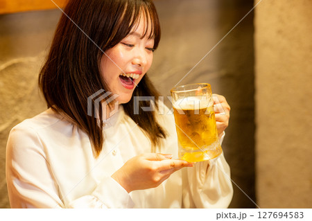 ビールを飲む女性 127694583