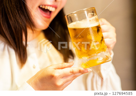 ビールを飲む女性 127694585