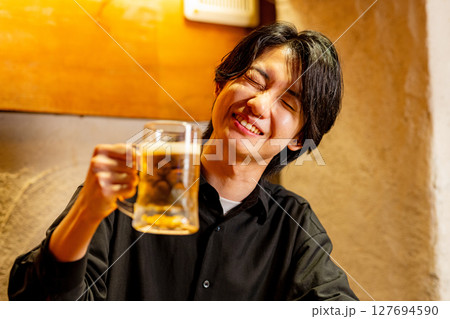 ビールを飲む男性 ビールを飲む男性 127694590