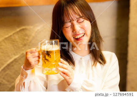 ビールを飲む女性 127694591
