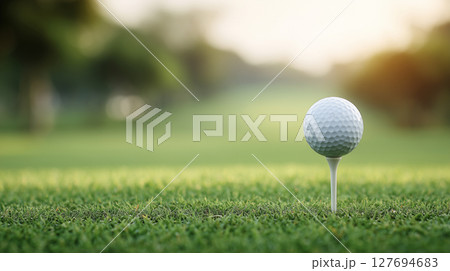 朝日の中のゴルフティーに置かれたボールと芝生 朝日の中のゴルフティーに置かれたボールと芝生 127694683