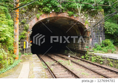 箱根登山鉄道 塔ノ沢駅:ホームと続く歴史あるトンネル 箱根登山鉄道 塔ノ沢駅:ホームと続く歴史あるトンネル 127694781