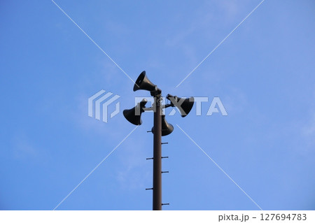 青空に伸びる四方向スピーカー：中井町総合グランド 127694783