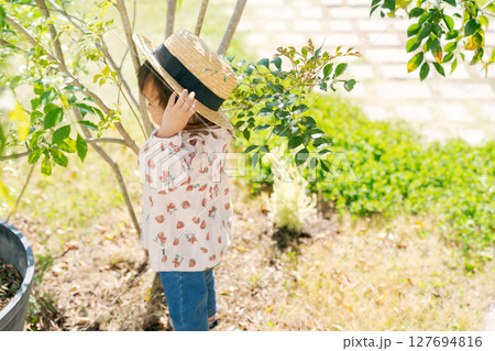 麦わら帽子をかぶった女の子 麦わら帽子をかぶった女の子 127694816