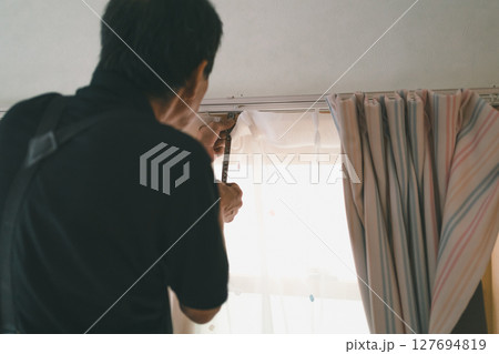 カーテンレールの位置変更 127694819