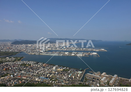 屋島山上から詰田川河口、高松市中心部を俯瞰する 屋島山上から詰田川河口、高松市中心部を俯瞰する 127694828
