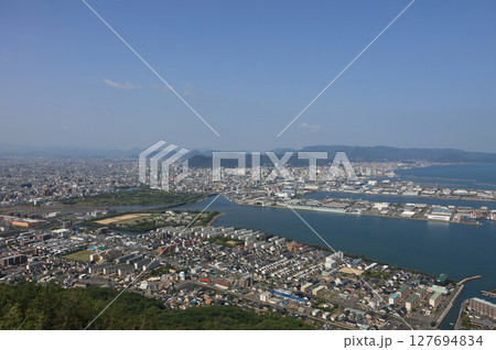 屋島から俯瞰する高松市街、右はサンポートのあるベイエリア、中央は峰山、手前は屋島西町 127694834