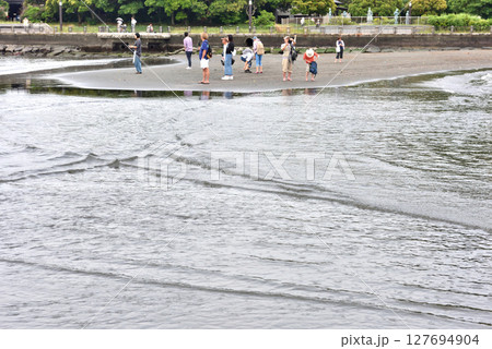 片瀬東浜のトンボロ現象を体験しに集まった人々 127694904