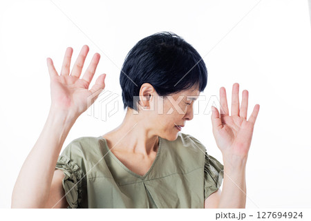 目をつぶる中年女性 127694924