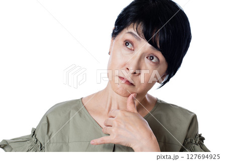 不安そうな表情をしたショートヘアーの中年女性 127694925