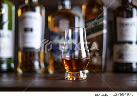 ウイスキー ウイスキーイメージ Bar ジャパニーズウイスキー シングルモルト 日本 酒 蒸留酒 ウイスキー ウイスキーイメージ Bar ジャパニーズウイスキー シングルモルト 日本 酒 蒸留酒 127694973