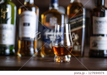 ウイスキー ウイスキーイメージ Bar ジャパニーズウイスキー シングルモルト 日本 酒 蒸留酒 ウイスキー ウイスキーイメージ Bar ジャパニーズウイスキー シングルモルト 日本 酒 蒸留酒 127694974