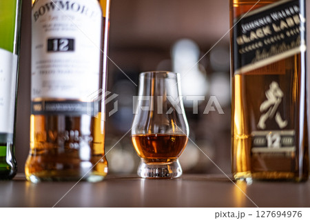 ウイスキー ウイスキーイメージ Bar ジャパニーズウイスキー シングルモルト 日本 酒 蒸留酒 ウイスキー ウイスキーイメージ Bar ジャパニーズウイスキー シングルモルト 日本 酒 蒸留酒 127694976