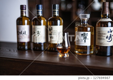 ウイスキー　ウイスキーイメージ　Bar　ジャパニーズウイスキー　シングルモルト　日本　酒　蒸留酒　 127694987