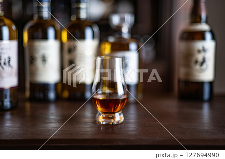 ウイスキー　ウイスキーイメージ　Bar　ジャパニーズウイスキー　シングルモルト　日本　酒　蒸留酒　 127694990