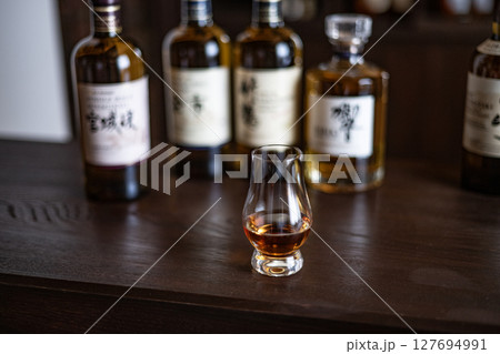 ウイスキー ウイスキーイメージ Bar ジャパニーズウイスキー シングルモルト 日本 酒 蒸留酒 ウイスキー ウイスキーイメージ Bar ジャパニーズウイスキー シングルモルト 日本 酒 蒸留酒 127694991