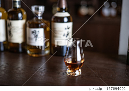 ウイスキー　ウイスキーイメージ　Bar　ジャパニーズウイスキー　シングルモルト　日本　酒　蒸留酒　 127694992