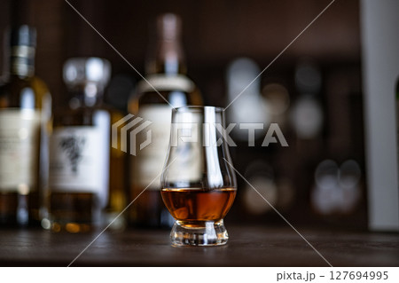 ウイスキー　ウイスキーイメージ　Bar　ジャパニーズウイスキー　シングルモルト　日本　酒　蒸留酒　 127694995