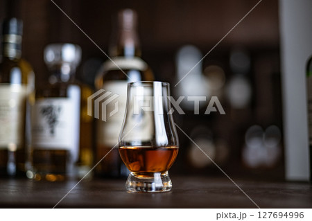 ウイスキー ウイスキーイメージ Bar ジャパニーズウイスキー シングルモルト 日本 酒 蒸留酒 ウイスキー ウイスキーイメージ Bar ジャパニーズウイスキー シングルモルト 日本 酒 蒸留酒 127694996