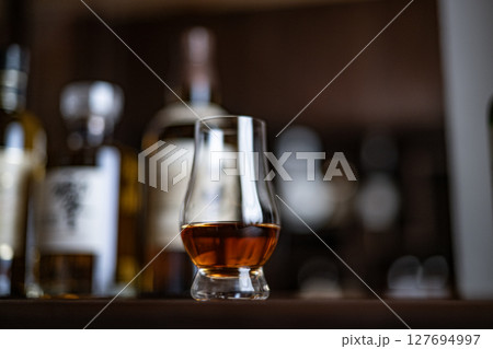 ウイスキー　ウイスキーイメージ　Bar　ジャパニーズウイスキー　シングルモルト　日本　酒　蒸留酒　 127694997