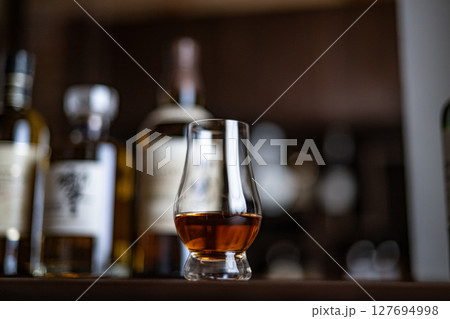ウイスキー ウイスキーイメージ Bar ジャパニーズウイスキー シングルモルト 日本 酒 蒸留酒 ウイスキー ウイスキーイメージ Bar ジャパニーズウイスキー シングルモルト 日本 酒 蒸留酒 127694998