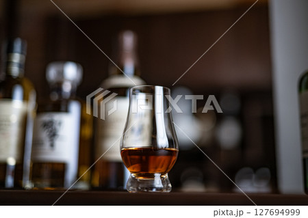 ウイスキー　ウイスキーイメージ　Bar　ジャパニーズウイスキー　シングルモルト　日本　酒　蒸留酒　 127694999