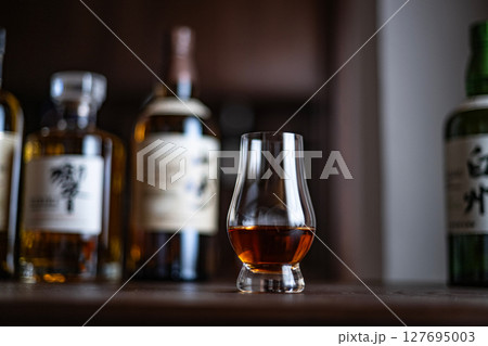ウイスキー　ウイスキーイメージ　Bar　ジャパニーズウイスキー　シングルモルト　日本　酒　蒸留酒　 127695003