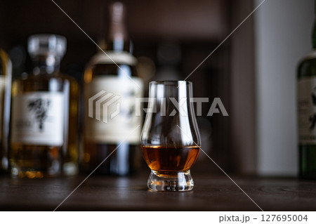 ウイスキー　ウイスキーイメージ　Bar　ジャパニーズウイスキー　シングルモルト　日本　酒　蒸留酒　 127695004
