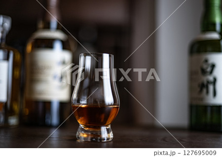 ウイスキー ウイスキーイメージ Bar ジャパニーズウイスキー シングルモルト 日本 酒 蒸留酒 ウイスキー ウイスキーイメージ Bar ジャパニーズウイスキー シングルモルト 日本 酒 蒸留酒 127695009