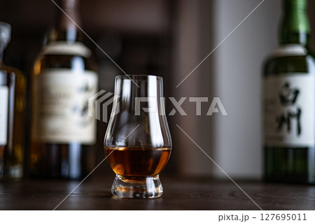 ウイスキー ウイスキーイメージ Bar ジャパニーズウイスキー シングルモルト 日本 酒 蒸留酒 ウイスキー ウイスキーイメージ Bar ジャパニーズウイスキー シングルモルト 日本 酒 蒸留酒 127695011
