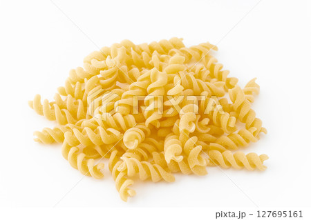 白背景にフジッリ（ショートパスタ） 127695161