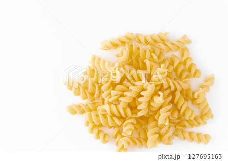 白背景にフジッリ（ショートパスタ） 127695163