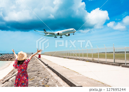 大迫力の旅客機　17endビーチリゾートポートレート 127695244