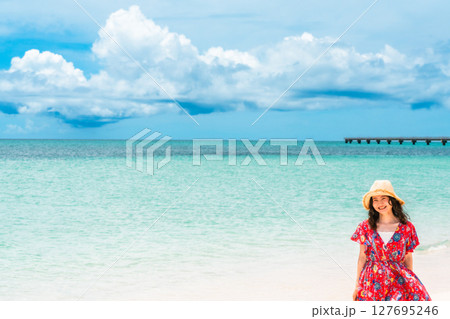 南国ビーチリゾートのワンピース姿の若い女性 127695246