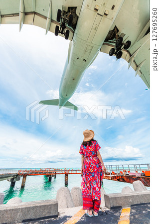 大迫力の旅客機　17endビーチリゾートポートレート 127695260