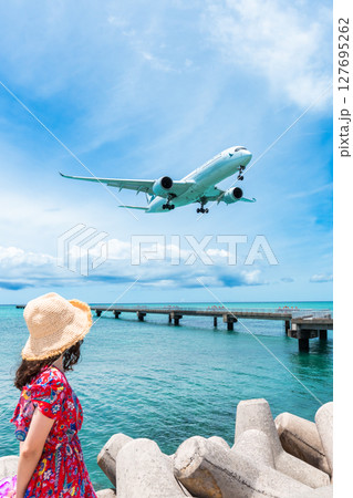 大迫力の旅客機　17endビーチリゾートポートレート 127695262