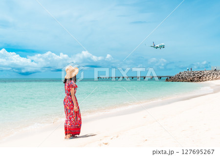 南国ビーチリゾートのワンピース姿の若い女性 127695267