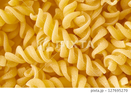 フジッリ(ショートパスタ)のクローズアップ フジッリ(ショートパスタ)のクローズアップ 127695270