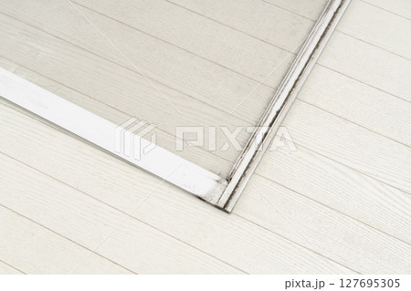 網戸の張り替え 古い網戸の防虫網を枠から取り外す 127695305