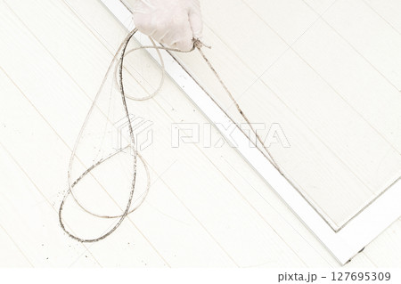 網戸の張り替え 古い網戸の防虫網を枠から取り外す 127695309