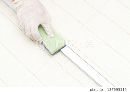 網戸の張り替え 古い網戸の防虫網を枠から取り外す 網戸の張り替え 古い網戸の防虫網を枠から取り外す 127695313