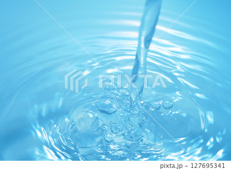 水・水飛沫・水面・水柱・泡・波紋 水・水飛沫・水面・水柱・泡・波紋 127695341