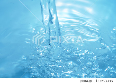 水・水飛沫・水面・水柱・泡・波紋 水・水飛沫・水面・水柱・泡・波紋 127695345