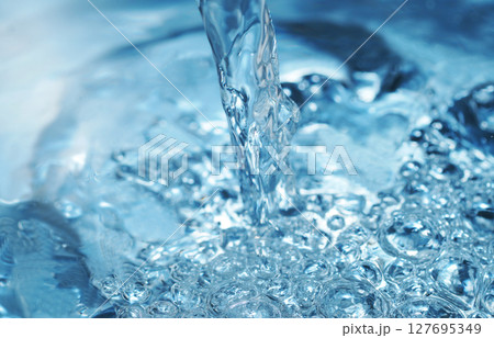 水・水飛沫・水面・水柱・泡・波紋 水・水飛沫・水面・水柱・泡・波紋 127695349