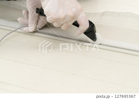 網戸の張り替え 防虫網を切って枠のコードをローラーで押し入れる 網戸の張り替え 防虫網を切って枠のコードをローラーで押し入れる 127695367