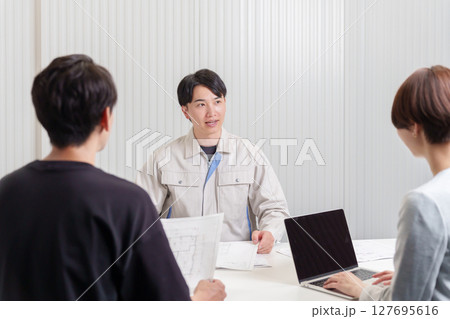 会議をするビジネスマンたち 127695616