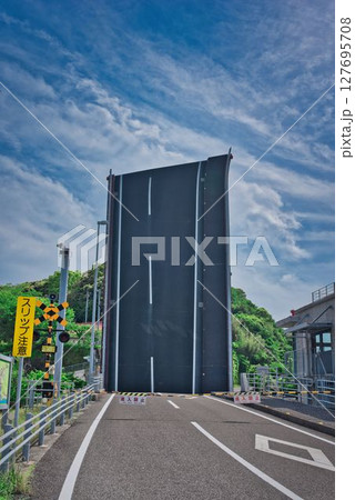 跳ね上がった手結港可動橋 127695708