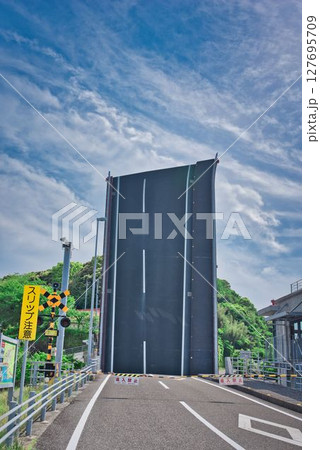 跳ね上がった手結港可動橋 跳ね上がった手結港可動橋 127695709